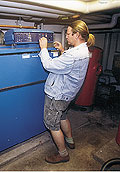 Mechaniker programmiert Heizungsanlage