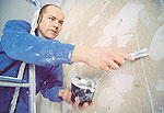 Handwerker beim Verspachteln einer Wand