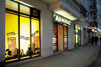 Straßenfront eines Spielcasinos mit großen Fenstern und greller Werbung