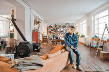 Stephan la Barré hat die ehemalige Kommunarden-Wohnung in ein helles Loft umgebaut