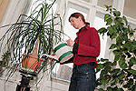 Frau beim Blumengie&szlig;en
