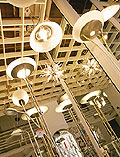 Mehrere Deckenfluter in einem Ausstellungsraum