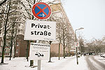 Stra&szlig;e mit Halteverbotsschild und einem Schild mit der Aufschrift 'Privatstra&szlig;e'