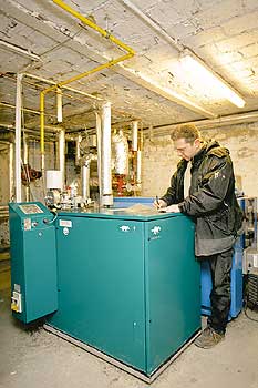 Ein Techniker bei Kontrollen an einem Blochheizkraftwerk