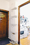 H&auml;ngeregal im Flur einer kleinen Wohnung
