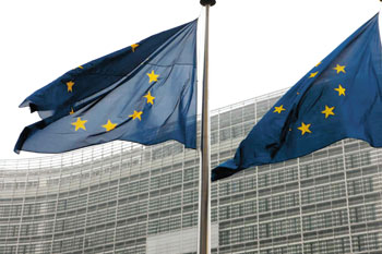 Fahnen der EU vor einem Verwaltungsgebäude der EU-Kommission