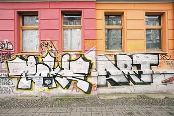 Durch Graffiti und Schmierereien verschmutzte Hauswand