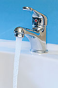 Wasserstrahl aus einem ge&ouml;ffneten Wasserhahn