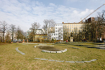 Park an der Schöneberger Gleditschstraße, Wohnhäuser im Hintergrund