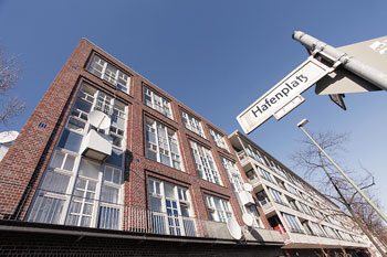 Straßenschild 'Hafenplatz' vor einem Gebäude im Fanny-Hensel-Kiez