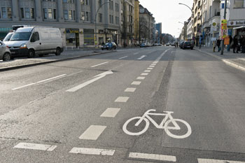 Straße mit Fahrradweg