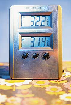 Thermometer mit Temperaturanzeigen von über 30 Grad Celsius
