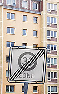 Tempo-30-Schild vor Haus mit Schallschutzfenstern
