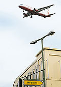 Landendes Flugzeug &uuml;ber einem Wohnhaus