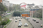 Ausfahrende Autos aus einem Autobahntunnel