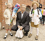 Der Regierende B&uuml;rgermeister Klaus Wowereit zwischen zwei M&auml;dchen mit Schult&uuml;ten bei der Einschulung