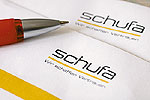 Ein Kugelschreiber auf einem Umschlag mit der Aufschrift 'Schufa'