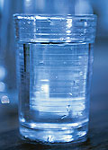 Ein Glas mit Wasser