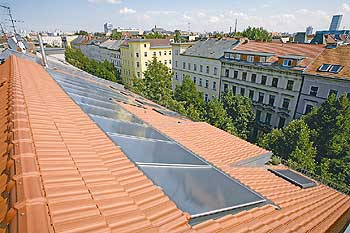 Solaranlage auf dem Dach eines privaten Altbaus in der Kreuzberger Oppelner Straße