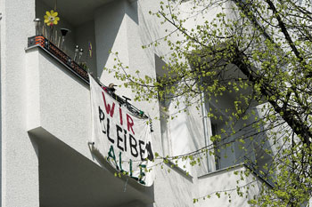 Balkon in Nord-Neukölln mit Protestplakat