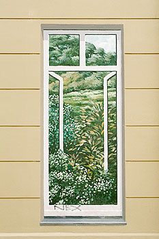 Auf eine Fassade aufgemaltes Fenster mit Blick auf einen Garten