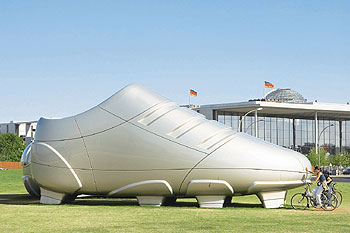 Riesiger Fußballschuh auf der Rasenfläche vor der Neuen Nationalgalerie