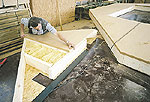 Tischler beim Arbeiten mit OSB-Platten