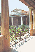 S&auml;ulengang mit begr&uuml;ntem Innenhof im antiken Pompeji