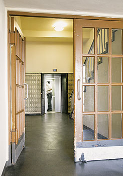 Eingangsbereich und Aufzug im Hochhaus an der Weberwiese