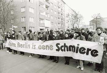 Demo in den 80er Jahren in West-Berlin, Plakat mit der Aufschrift 'Janz Berlin is eene Schmiere'