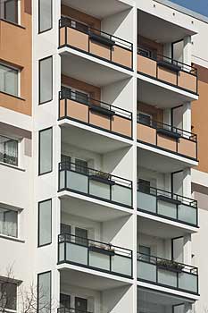 Hochhausfasssade mit angebauten Balkonen