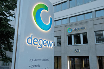Degewo-Firmenschild vor deren Zentrale