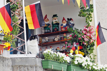 Deutschlandfahne und Gartenzwerge auf Balkon