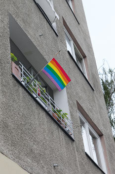 Regenbogenfahne am Balkon