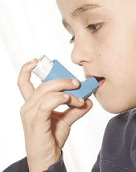 Kind mit einem Inhalationsspray zur Akuthilfe gegen Allergien
