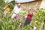 Bewohner eines Generationenhauses in ihrem Garten