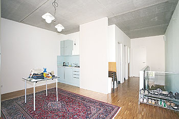Wohnraum mit raumhohen Schränken und Tisch auf einem Teppichboden