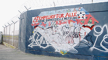Protestplakat am Zaun des gesperrten Flughafens Tempelhof