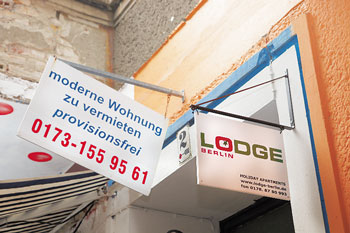 Hinweisschild vor einem Lodge: 'Wohnung zu vermieten'