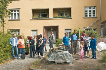 Bewohner der Wilmersdorfer Künstlerkolonie im Innenhof der Wohnanlage