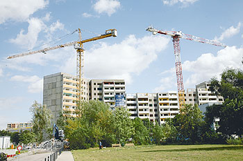 Baukräne vor den Wohnungen der Ludwig-Renn-Straße 46-62