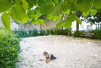 Ein Kind spielt auf dem letzten grünen Flecken in der Bauhofstraße