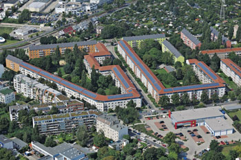 Luftbild einer Wohnanlage mit Solarmodulen auf den Dächern