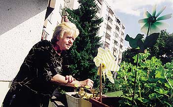 Die gehbehinderte Marianne W. auf ihrem Balkon