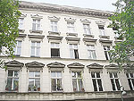 Die stuckverzierte Fassade in der Zietenstra&szlig;e 15
vor der 'Sanierung'n