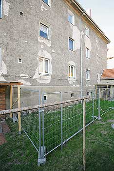 Bröckelnde Fassade des Gebäudes Friedrich-List-Straße 40/42 in Johannisthal