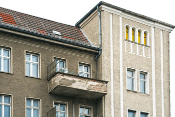 Fassadenschäden am Eckhaus Schönhauser Allee 90/Wisbyer Straße 1