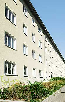 Unvollendet, weil nicht kriegswichtig: Fassade der Grünen Stadt in Prenzlauer Berg