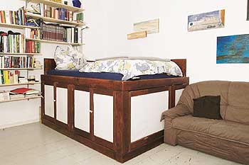 Regalwand und Bett mit Podest als Stauraum