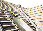 Dachdecker bei der Arbeit an einem Wohnungsneubau
